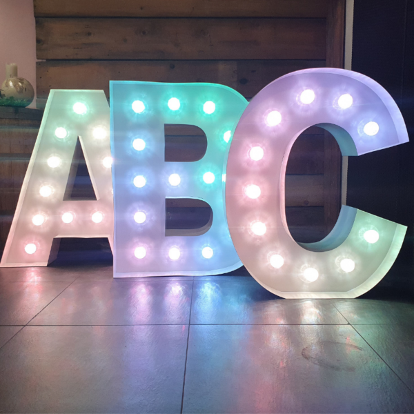 Location Grandes Lettres lumineuses de A à Z -Hauteur 1m-Multicolore RGB